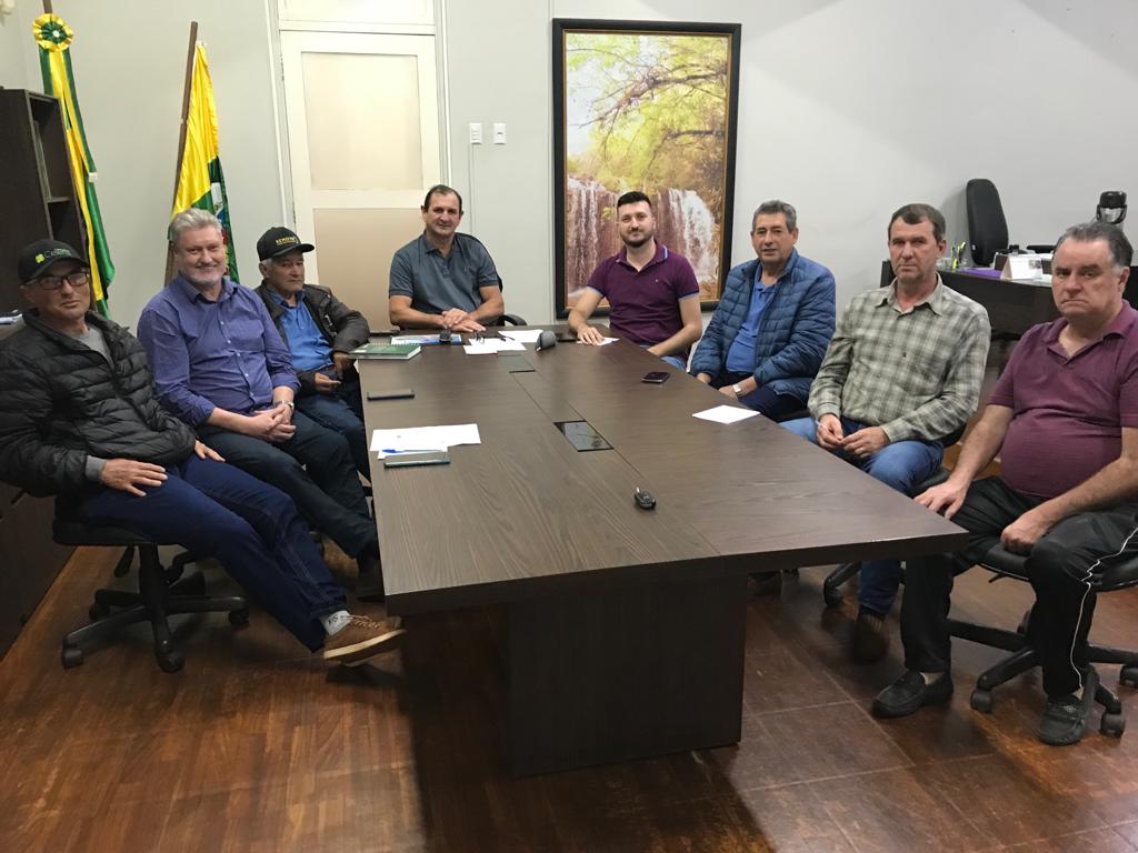 Encontro estuda estratégias para agilizar demanda na manutenção de estradas do interior do município